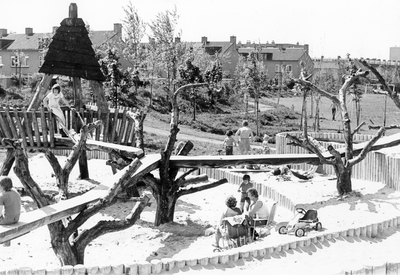 502983 Gezicht op de speelplaats aan de Sjanghaidreef te Utrecht.